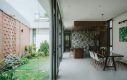Mảnh vườn xanh nhà phố trệt (nhà ở cấp 4) tạo cân đối cho mảnh đất méo, đồng thời là lá phổi xanh đem ánh sáng đến không gian nội thất bên trong nhà