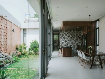 Mảnh vườn xanh nhà phố trệt (nhà ở cấp 4) tạo cân đối cho mảnh đất méo, đồng thời là lá phổi xanh đem ánh sáng đến không gian nội thất bên trong nhà